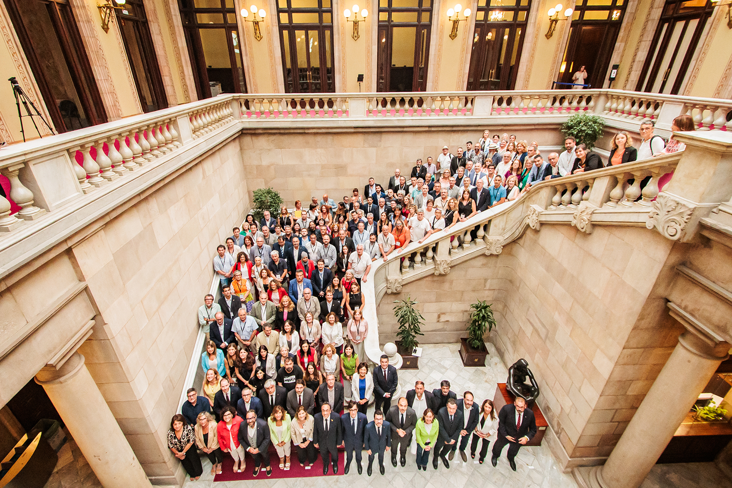 Foto dels alcaldes i les alcaldesses que han assistit al ple d