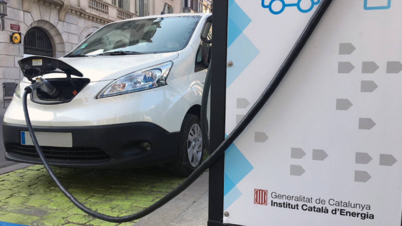 Un vehicle recarrega la bateria en un punt de recàrrega de la xarxa PIRVEC, impulsada per la Generalitat de Catalunya
