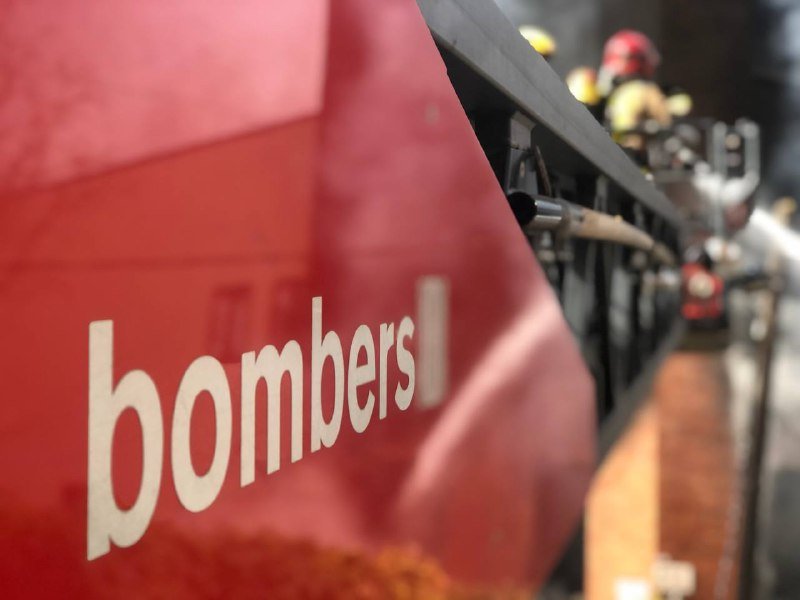 Imatge detall del logotip de Bombers a un vehicle de la flota.