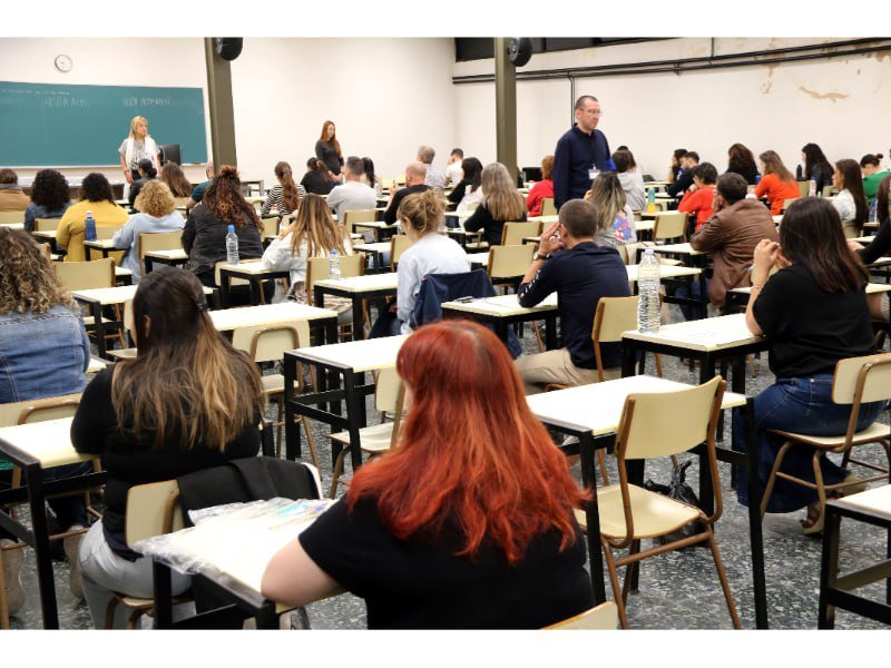 Opositors en una aula.