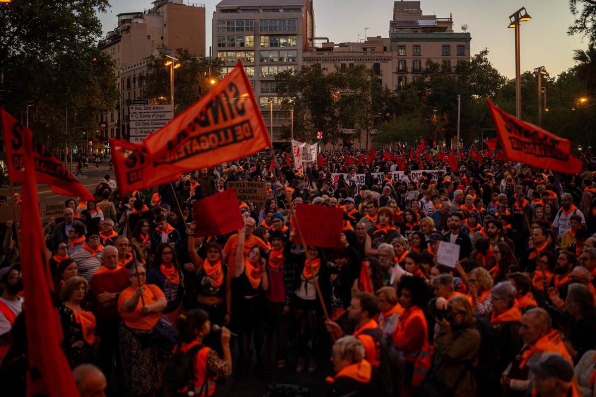 Barcelona commemora Maricarmen i Olga amb una gran manifestació i crida a la vaga general