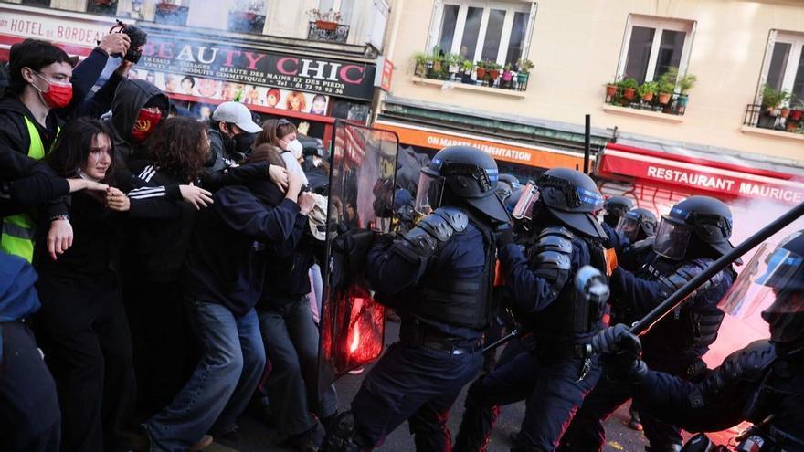 Desenes de detinguts i bloquejos a França en les primeres mobilitzacions del ‘dissabte negre’