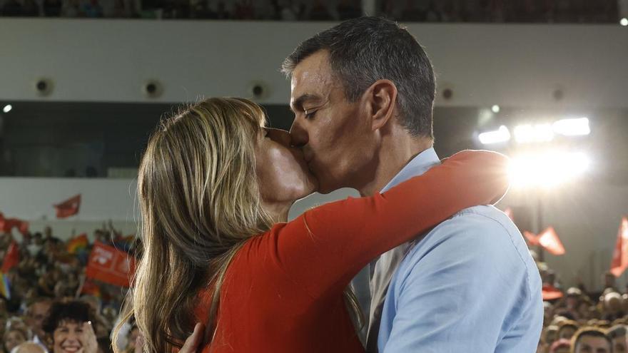Pedro Sánchez expressa el seu amor a Begoña Gómez en un míting a Fuenlabrada