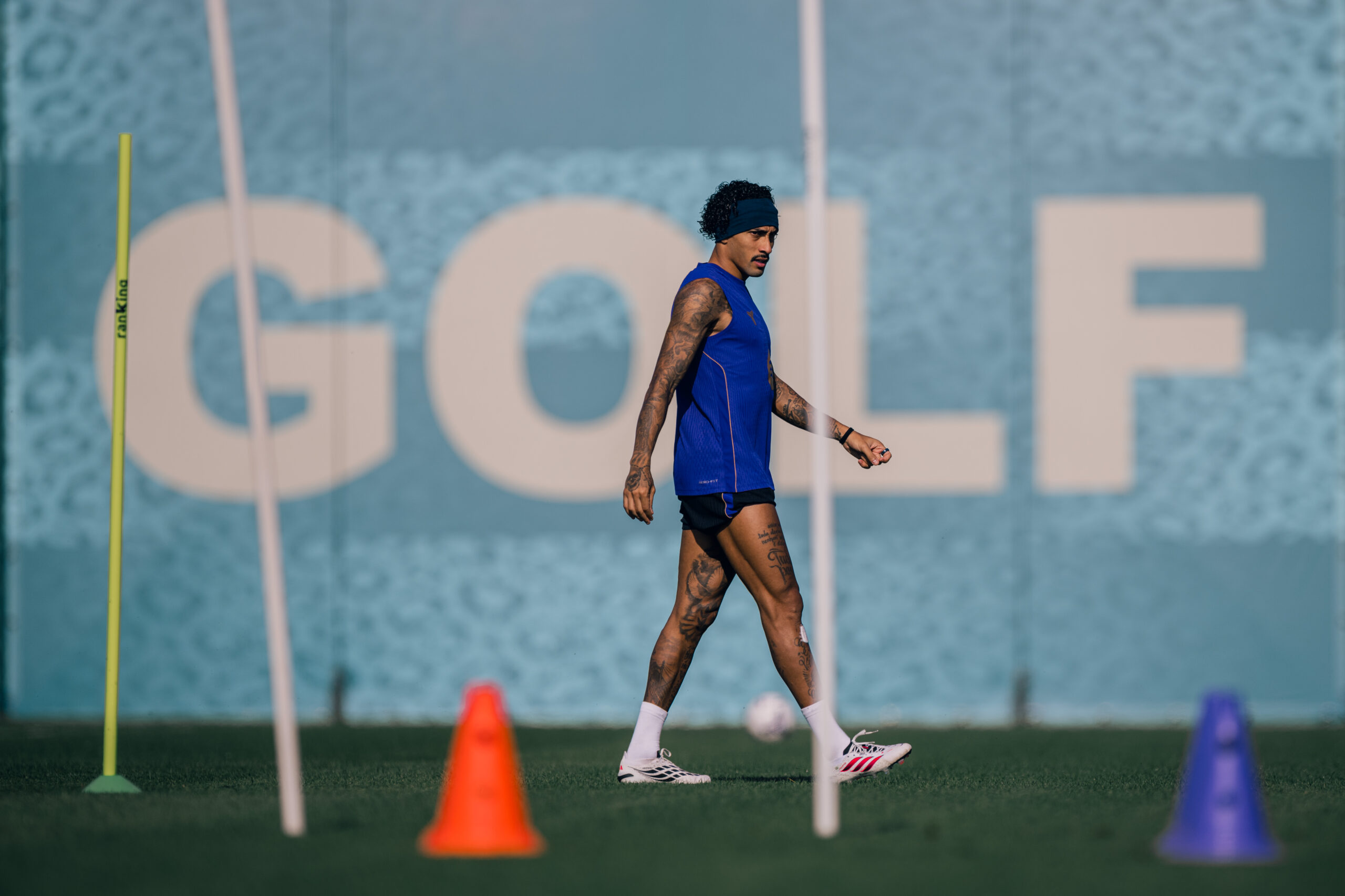 Raphinha torna a entrenar amb el grup a Can Barça després de les molèsties